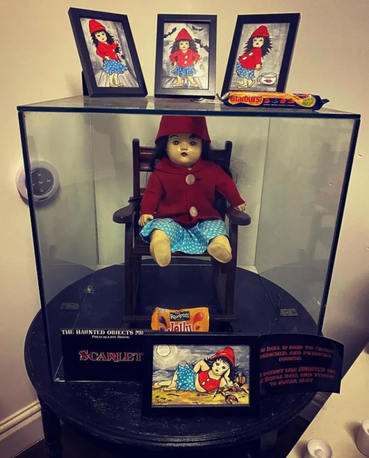 119 godina stara lutka tjera mu obitelj i goste, ali on se svoje Janice ne odriče: 'Tu i tamo namigne, skoči...'