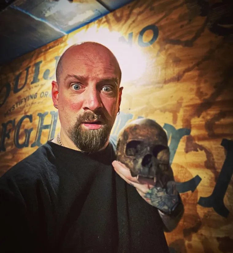 119 godina stara lutka tjera mu obitelj i goste, ali on se svoje Janice ne odriče: 'Tu i tamo namigne, skoči...'