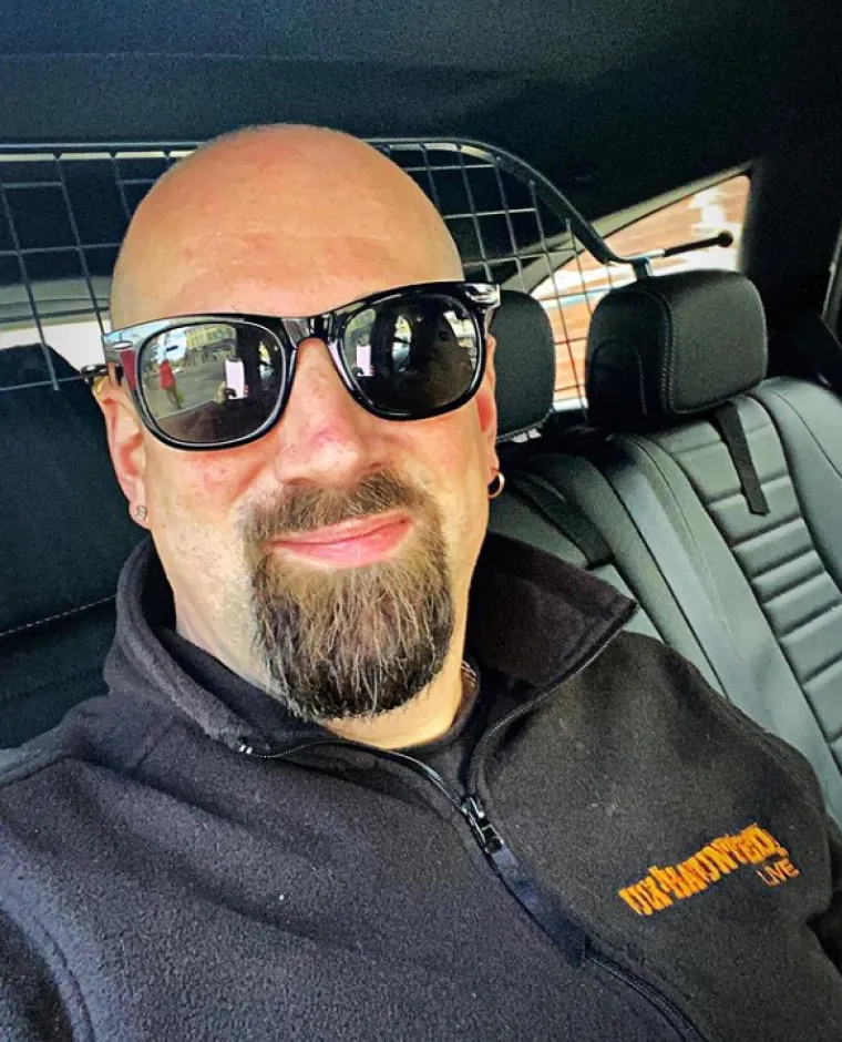 119 godina stara lutka tjera mu obitelj i goste, ali on se svoje Janice ne odriče: 'Tu i tamo namigne, skoči...'