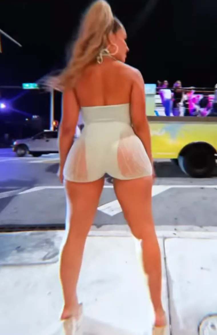 Atraktivna borkinja izvela striptiz na ulici: Vlasnica najbolje guze u MMA svijetu pokazala previ&scaron;e