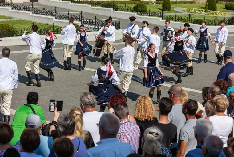 Održan svečani mimohod 'Đakovačkih vezova', a predstavljen je i folklor Ukrajine: Pogledajte kako je to izgledalo