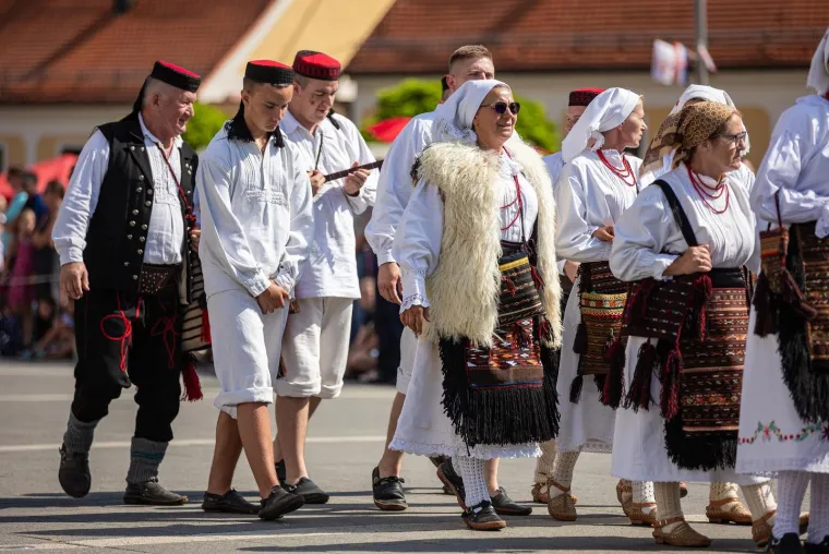 Održan svečani mimohod 'Đakovačkih vezova', a predstavljen je i folklor Ukrajine: Pogledajte kako je to izgledalo