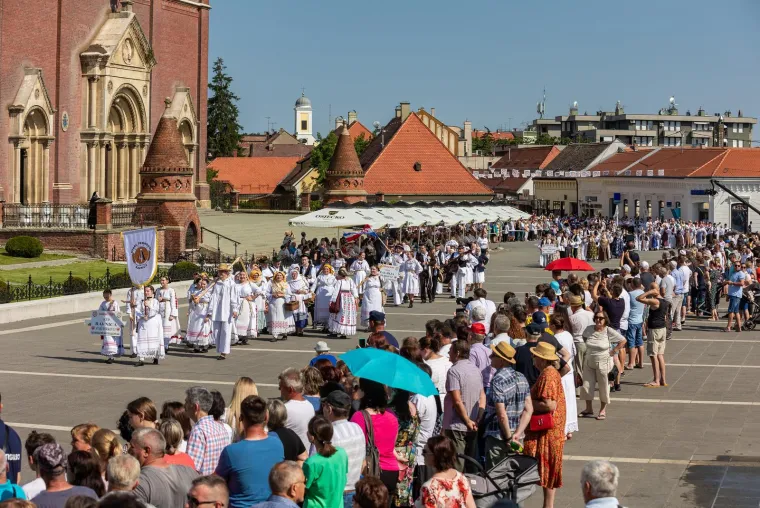 Održan svečani mimohod 'Đakovačkih vezova', a predstavljen je i folklor Ukrajine: Pogledajte kako je to izgledalo