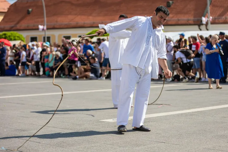 Održan svečani mimohod 'Đakovačkih vezova', a predstavljen je i folklor Ukrajine: Pogledajte kako je to izgledalo