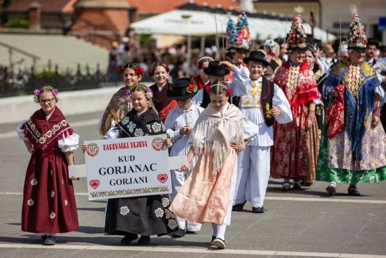 Održan svečani mimohod 'Đakovačkih vezova', a predstavljen je i folklor Ukrajine: Pogledajte kako je to izgledalo