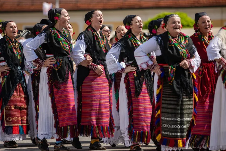 Održan svečani mimohod 'Đakovačkih vezova', a predstavljen je i folklor Ukrajine: Pogledajte kako je to izgledalo