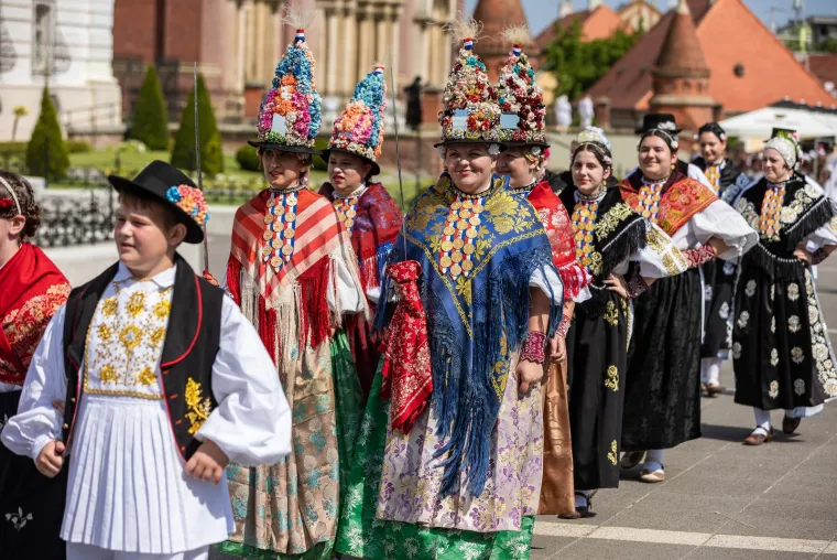 Održan svečani mimohod 'Đakovačkih vezova', a predstavljen je i folklor Ukrajine: Pogledajte kako je to izgledalo