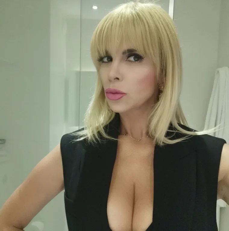 Okej, imamo dokaz: Mila Elegović ne stari! Glumica se skinula u bikini i u 53. godini izgleda brutalno