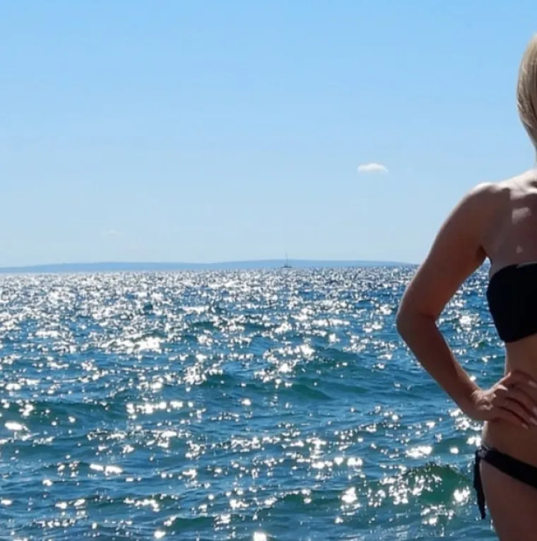Okej, imamo dokaz: Mila Elegović ne stari! Glumica se skinula u bikini i u 53. godini izgleda brutalno