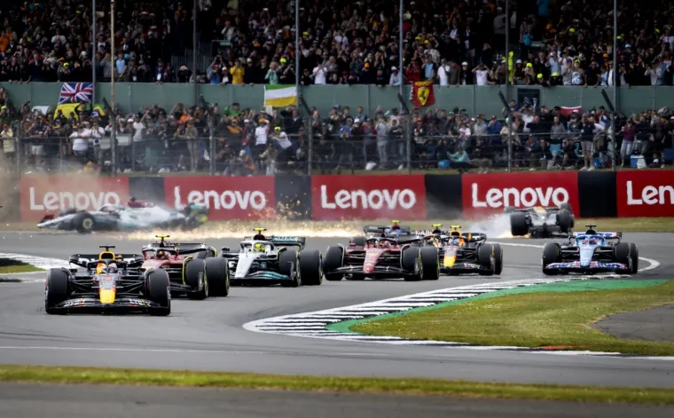Jezive scene na utrci Formule 1 u Silverstoneu. Vozač Alfe doživio tešku nesreću, bolid mu je smrskan, njega iznijeli na nosilima