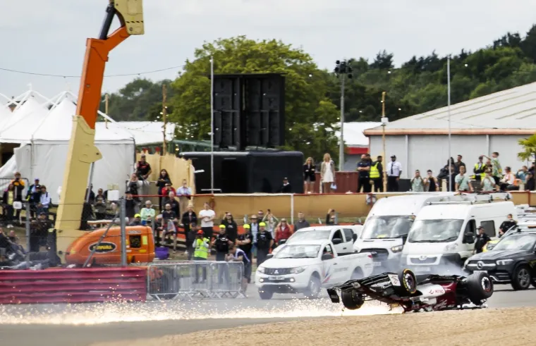 Jezive scene na utrci Formule 1 u Silverstoneu. Vozač Alfe doživio tešku nesreću, bolid mu je smrskan, njega iznijeli na nosilima