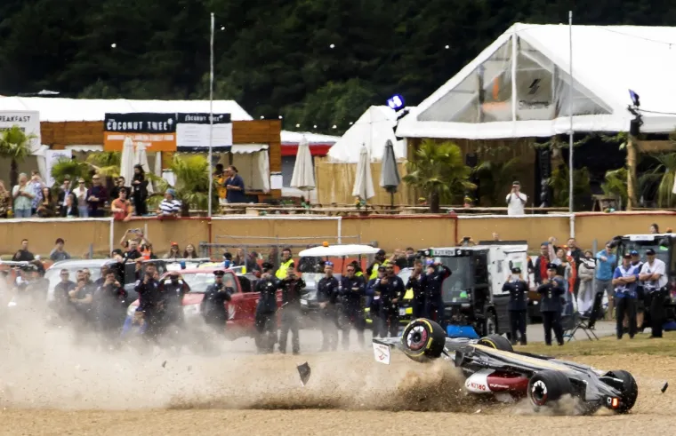 Jezive scene na utrci Formule 1 u Silverstoneu. Vozač Alfe doživio tešku nesreću, bolid mu je smrskan, njega iznijeli na nosilima