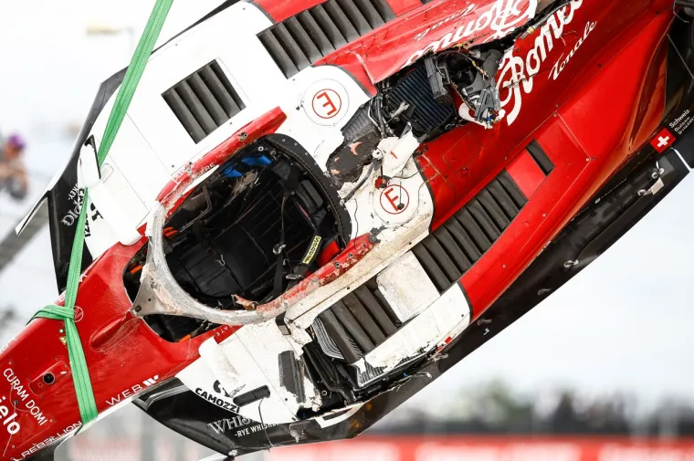 Jezive scene na utrci Formule 1 u Silverstoneu. Vozač Alfe doživio tešku nesreću, bolid mu je smrskan, njega iznijeli na nosilima