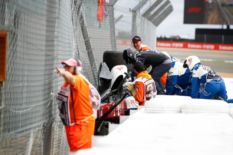 Jezive scene na utrci Formule 1 u Silverstoneu. Vozač Alfe doživio tešku nesreću, bolid mu je smrskan, njega iznijeli na nosilima