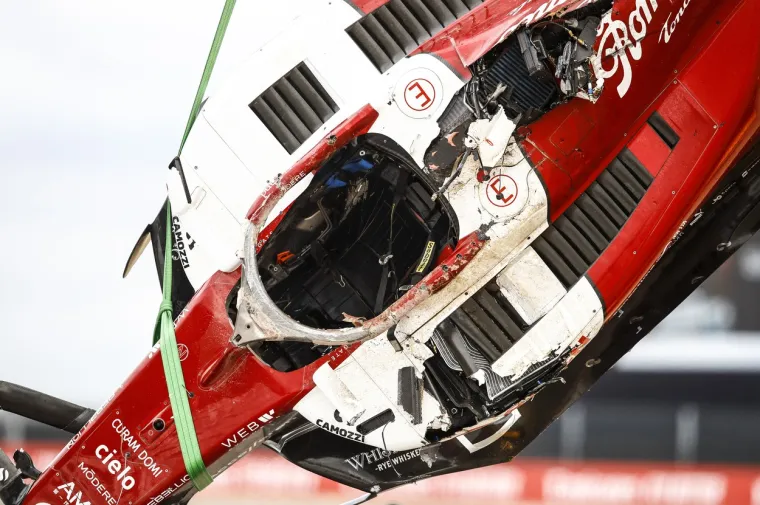 Jezive scene na utrci Formule 1 u Silverstoneu. Vozač Alfe doživio tešku nesreću, bolid mu je smrskan, njega iznijeli na nosilima