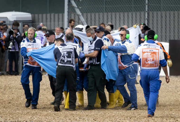 Jezive scene na utrci Formule 1 u Silverstoneu. Vozač Alfe doživio tešku nesreću, bolid mu je smrskan, njega iznijeli na nosilima