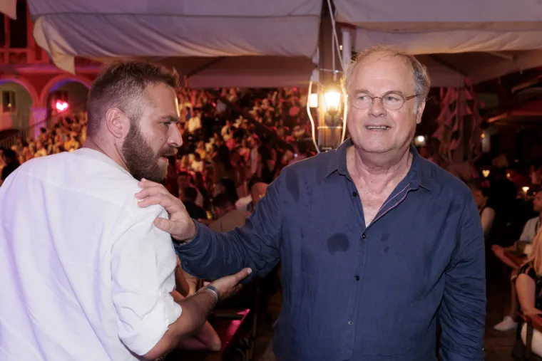 Jelena Rozga izbacila bujni dekolte, a pozornost je plijenio i slavni chef s kojim je svako malo povezuju