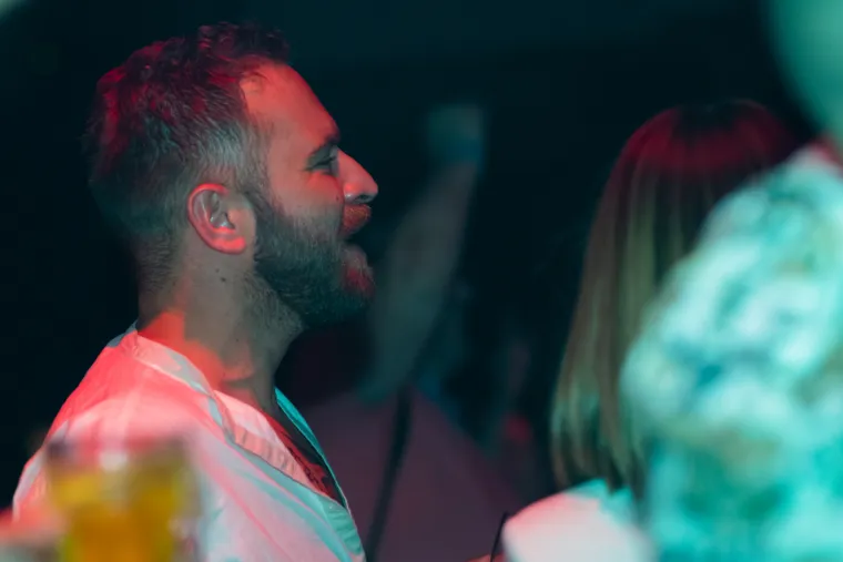 Jelena Rozga izbacila bujni dekolte, a pozornost je plijenio i slavni chef s kojim je svako malo povezuju