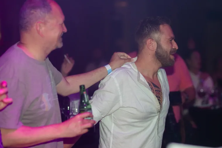 Jelena Rozga izbacila bujni dekolte, a pozornost je plijenio i slavni chef s kojim je svako malo povezuju