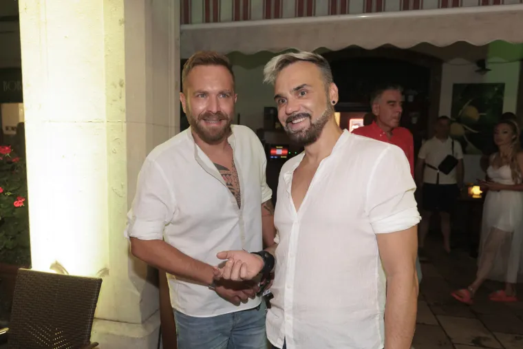 Jelena Rozga izbacila bujni dekolte, a pozornost je plijenio i slavni chef s kojim je svako malo povezuju