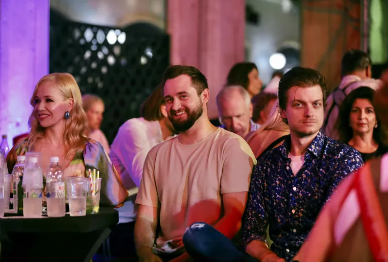 Jelena Rozga izbacila bujni dekolte, a pozornost je plijenio i slavni chef s kojim je svako malo povezuju