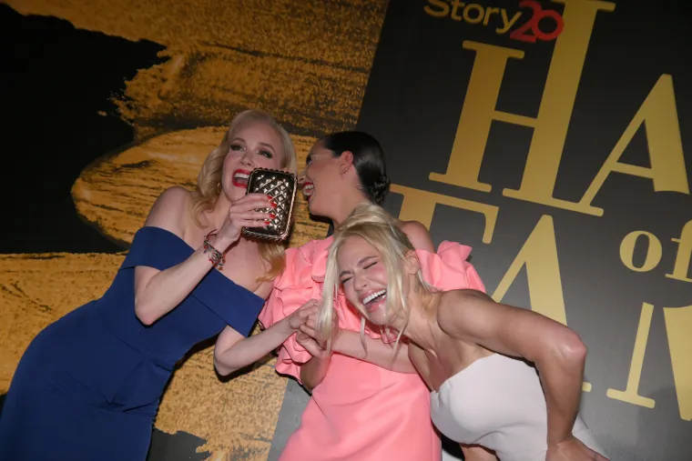 Jelena Rozga izbacila bujni dekolte, a pozornost je plijenio i slavni chef s kojim je svako malo povezuju