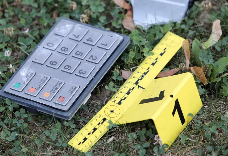 Pogledajte kako izgleda mjesto na kojem je raznesen bankomat. Do&scaron;lo je i do te&scaron;kog poku&scaron;aja ubojstva policajca