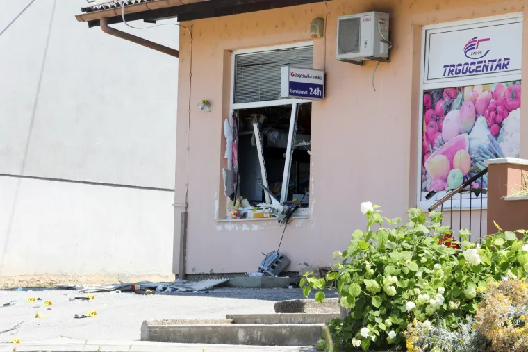 Pogledajte kako izgleda mjesto na kojem je raznesen bankomat. Do&scaron;lo je i do te&scaron;kog poku&scaron;aja ubojstva policajca