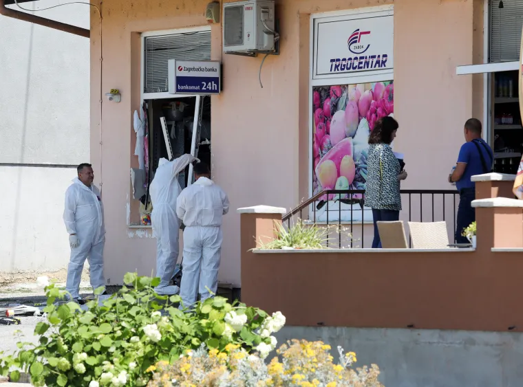 Pogledajte kako izgleda mjesto na kojem je raznesen bankomat. Do&scaron;lo je i do te&scaron;kog poku&scaron;aja ubojstva policajca