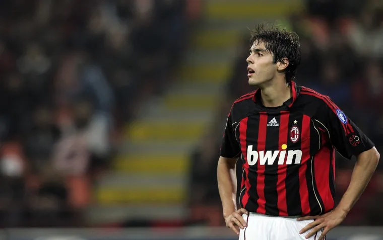 2007.

Kaka je tih sezona bio najbolji veznjak na svijetu, a uz to bi se moglo reći da je bio i jedan od najopasnijih ofenzivaca na planetu. Na&scaron;ao se u momčadima sezone i godinu prije i godinu poslije no 2007. je bila zlatna. Osvojio je Ligu prvaka s Milanom u sezoni 2006./2007. te UEFA Super Cup i Svjetsko klupsko prvenstvo.  Iza njega su ostali u izboru za najboljeg igrača na svijetu Cristiano Ronaldo i Lionel Messi
