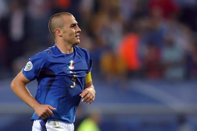 2006. 

Fabio Cannavaro bio je temelj betonske obrane Italije u njihovom pohodu na naslov svjetskog prvaka 2006. godine. U paru s Nestom činio je neprelaznu prepreku za napadače diljem svijeta, a ova nagrada je posljednja koju je dobio jedan defanzivac. Prije njega je tu nagradu s pozicije obrambenog igrača dobio Franz Beckenbauer 1974. te Lothar Matheus 1990. koji je ipak većinu karijere i spomenute godine igrao veznjaka. Izbor 2006. je posljednji u kojem nije među prva tri bilo ni Ronalda ni Messija.
