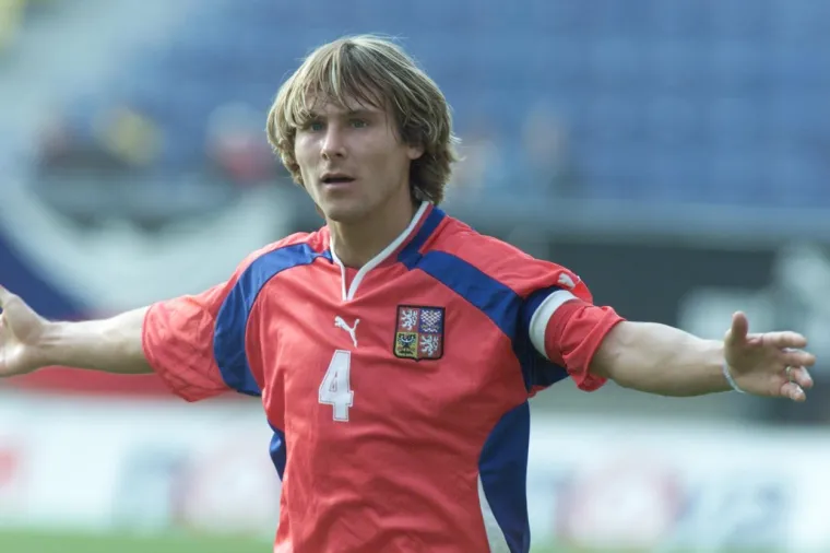 2003. 

Najbolji če&scaron;ki nogometa&scaron; od osamostaljenja ove zemlje Pavel Nedved godinama je pružao fantastične predstave da bi 2003. godine napokon zaslužio Zlatnu loptu. Doveo je Juventus do finala Lige prvaka te mu je omogućio naslov prvaka Italije i talijanski Superkup. Iza njega su ostali Thierry Henry i Paolo Maldini.
