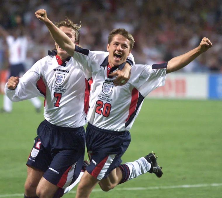 2001. 

Englesko čudo od djeteta Michael Owen te je godine dao naslutiti da će biti jedan od najboljih nogometa&scaron;a s Otoka svih vremena. Naravno, zbog ozljeda se to nije dogodilo no te 2001. godine je bio zbilja impresivan. U dresu Liverpoola je uspio osvojiti apsolutno sva natjecanja u kojima se natjecao osim Premiershipa &scaron;to je samo po sebi bilo dovoljno impresivno da zasluži ovu nagradu.
