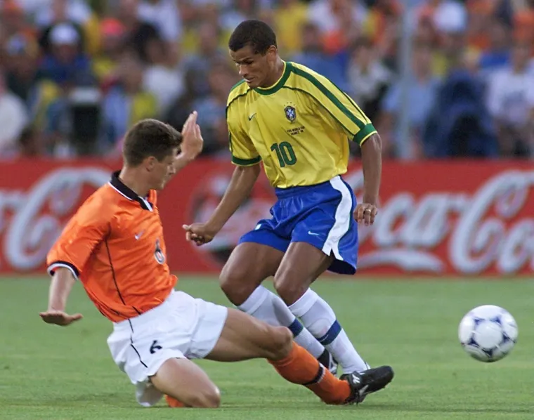 1999. 
Brazilac Rivaldo je 1999. godine igrao impresivan nogomet u dresu Barcelone. Bio je dio i moćne brazilske reprezentacije koja je godinu prije poražena u finalu od Francuza, a tri godine kasnije do&scaron;la do titule. Barcelona je pod njegovim vodstvom do&scaron;la do naslova prvaka &Scaron;panjolske te godine.
