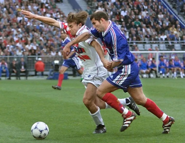 1998. 

Zinedine Zidane bio je prvo ime Svjetskog prvenstva u Francuskoj na kojem je njegova reprezentacija do&scaron;la do prvog naslova prvaka svijeta u svojoj povijesti. Zanimljivo je da je drugu poziciju iza francuskog maga zauzeo Davor &Scaron;uker, a treću Ronaldo.   
