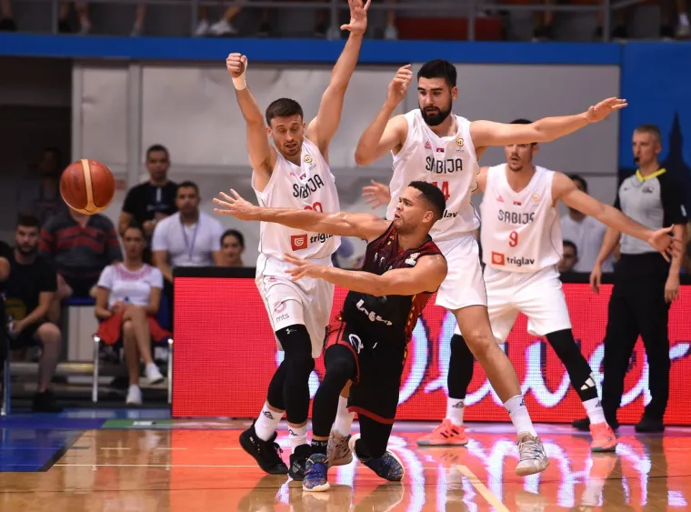 U Belgiji ga vi&scaron;e cijene nego u Hrvatskoj, a sad je srpskim ko&scaron;arka&scaron;ima usred Ni&scaron;a ugasio svjetlo i bacio ih u očaj