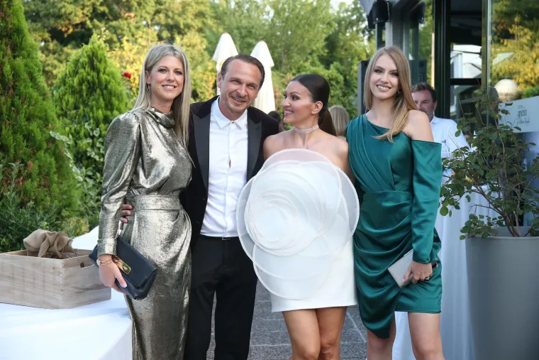 Nina Badrić Enis Be&scaron;lagić, njegova kćerka i supruga