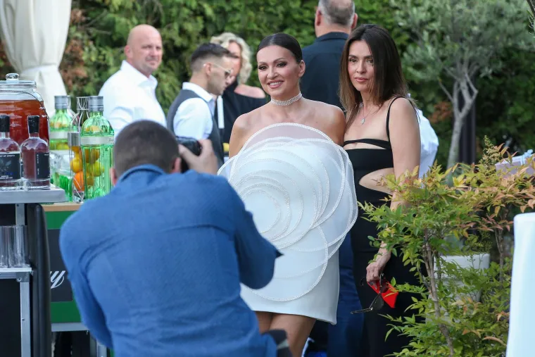 Nina Badrić na rođendanski tulum pozvala 140 ljudi: Plijenila je pažnju neobičnom haljinom, ali Jelena Rozga ju je umalo zasjenila