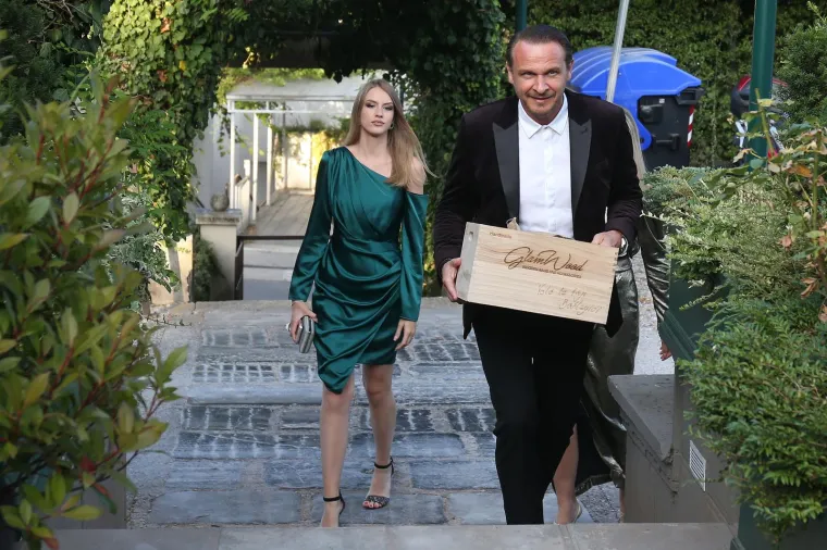 Enis Be&scaron;lagić sa suprugom i kćerkom.