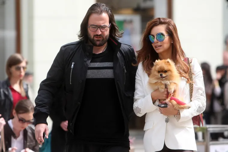 Unuku bi ipak volio vidjeti, tvrdi Grof, no smatra kako to trenutno nije moguće. 

"Iskreno ću reći, bojim se da Nikolina neće dovoditi Unu i da neće dopustiti da je često viđam. Ona bi najvi&scaron;e voljela da meni zakonom odrede da idem u Hrvatsku da viđam unuku i tamo da me ubiju. Njoj ni&scaron;ta nije strano. Starija unuka Matea, koju je Vidoje dobio u braku s Lanom, jako je tužna i utučena, mnogo pati za ocem, svjesna je svega. Dolazi kod mene svaki dan, njena majka Lana jo&scaron; uvijek plače za Vidojem. Matea je ista Vidoje, jako su slični", zaključio je Ristović. 