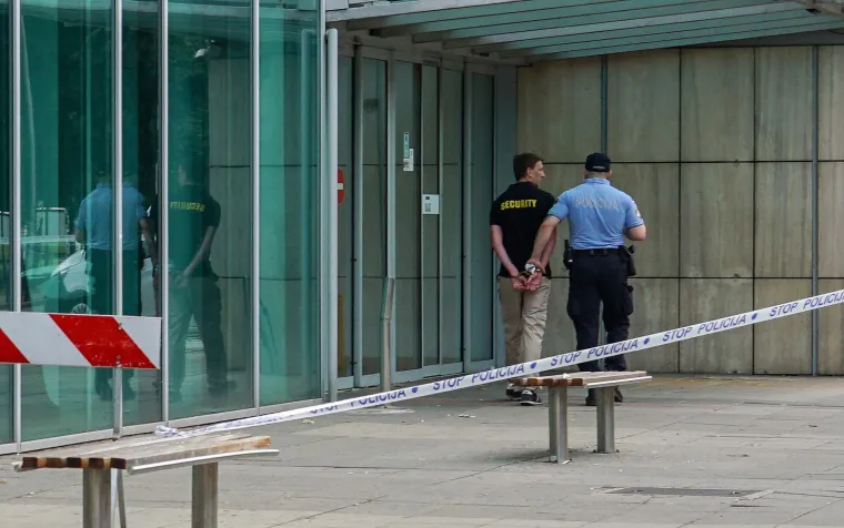 Ovo je čovjek koji je policiji dojavio o bombi u Avenue Mallu: Natpis na njegovoj majici je indikativan
