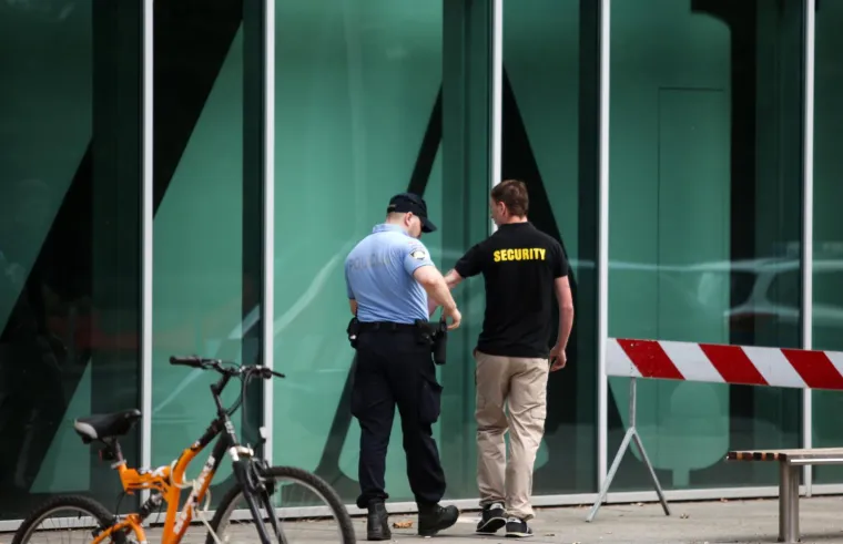 Ovo je čovjek koji je policiji dojavio o bombi u Avenue Mallu: Natpis na njegovoj majici je indikativan