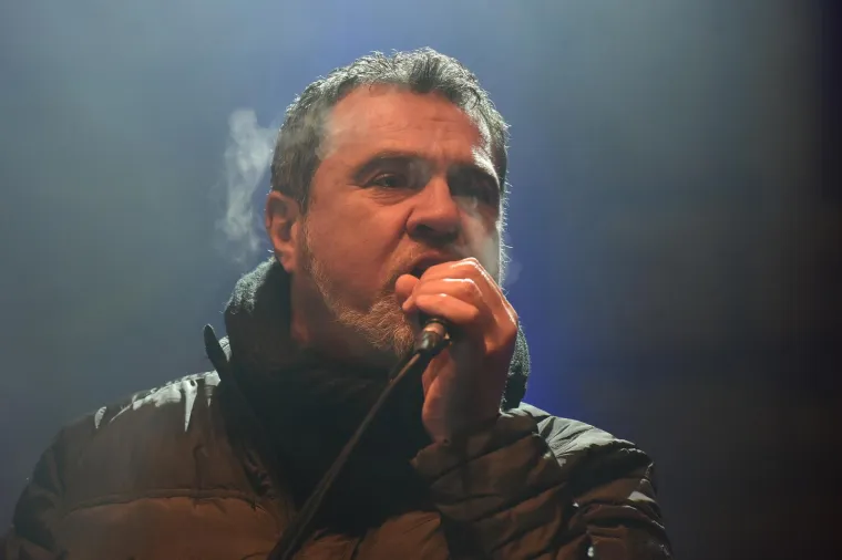 Osim što ne slavi vlastite rođendane, Vitasović ne voli ni ljeto: &quot;Ne volim ići na more i ne volim plivati. Jedva i da znam plivati. Kada sam pobijedio na Splitskom festivalu 1995. godine, Torcida me bacila u bazen i jedva sam ostao živ. Plivao sam onako prsno, k&apos;o ženskice... Volim biti u hladu, popiti bevandu, pročitati neke novine i volim dosta šetati, samo mi smeta sunce pa se moram paziti&quot;, rekao je za Slobodnu Dalmaciju prije nekoliko godina. 