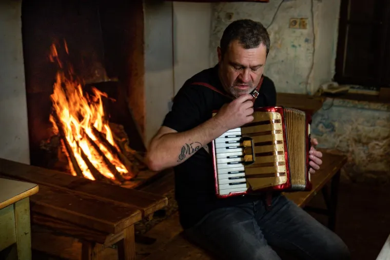“Imaš glupana koji su pijani i ne znaju zašto su pijani, ali većina pravih, čuj mene, pravih alkoholičara su dobri ljudi”, rekao je Vitasović u jednom domaćem podcastu. 
