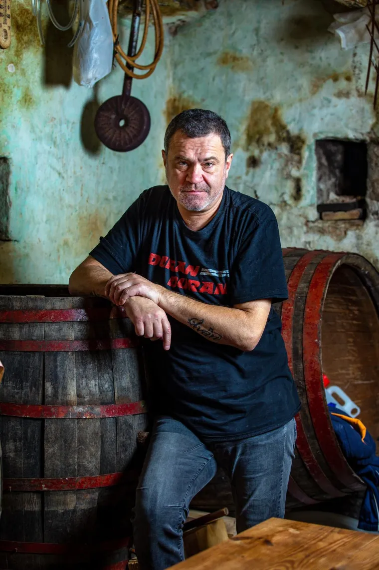 Kada smo početkom ove godine na portalu Net.hr upitali Alena o tome što misli o budućnosti mladih u Hrvatskoj, rekao nam je: &quot;Ne ništa raditi, biti lukav, lopov, pohlepan, muljator, imati bijesni auto koje je kupio tata. Nema poštenja i skromnosti. Ne druže se uopće. Stalno su na mobitelima. Ne vode ljubav, nema ni romantike&quot;.
