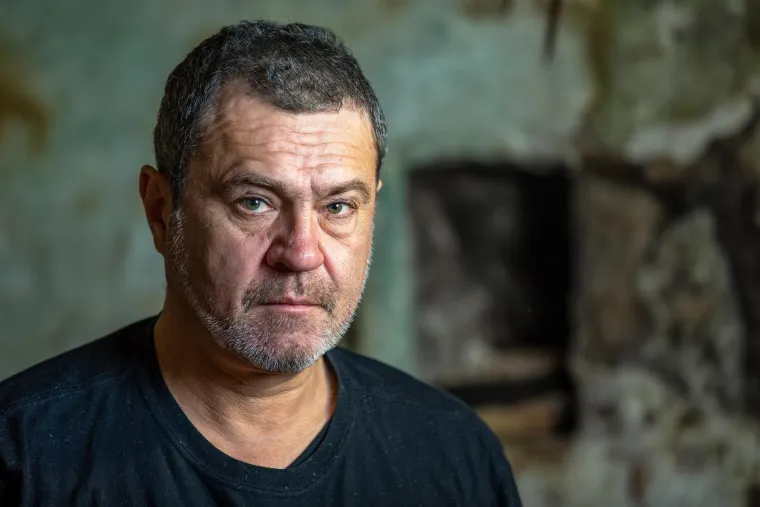Vitasović je u više navrata progovarao o svojim problemima s alkoholom: &quot;Borim se s tim problemom, to je jasno. Moji roditelji, moja generacija, uvijek su imali vina, bilo je za jesti i piti. Prvi put sam o liječenju pričao u novinama. Išao sam tamo i nije mi žao. Naučio sam puno. Moji problemi nisu prošli. Samo znam da sam išao tamo i pokušao nešto, dok mnogi s tim problemom ne pokušavaju ništa i glume da je sve u redu. Je li prošla sama ovisnost? Ne. Kao alkoholičar uvijek ćeš popiti, samo treba znati mjeru koliko i kako. Smanjio sam alkohol jer mi je dosadio&quot;, rekao je jednom prilikom pjevač koji se u jednom trenutku odlučio okrenuti alternativnoj medicini. Pio je kapi od borovnice s Aljaske, vozio bicikl i trčao u svom rodnom selu u Istri jer nije htio da ga porodica ikad više vide crvenih očiju i depresivnog. 