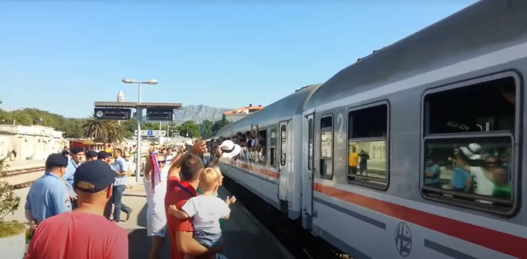 Pogledajte kakav show je Torcida napravila kada je posljednji puta stigla na ljetni derbi vlakom