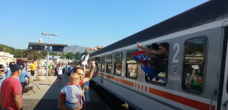 Pogledajte kakav show je Torcida napravila kada je posljednji puta stigla na ljetni derbi vlakom