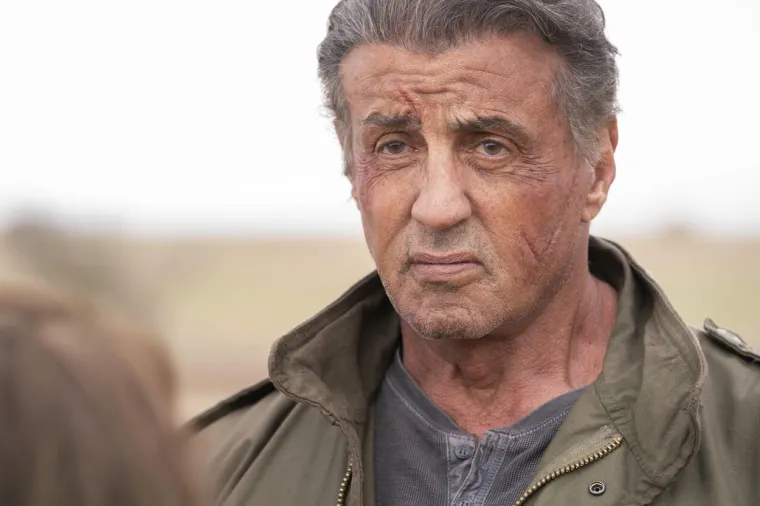 Najstarijeg sina Sagea, Stallone je izgubio 2012. godine. Naime, tada 36-godišnji Sage Stallone borio se s aterosklerozom, a preminuo je od posljedica srčanog udara. Iako se ikada nije oporavio od gubitka sina, pokušava sve više vremena provoditi sa svojim kćerima: &quot;Ja sam vrlo sretan čovjek koji ima tako divnu, voljenu djecu, koja mi su mi donijela toliko radosti&apos;, napisao je jednom prilikom na svojim društvenim mrežama. 