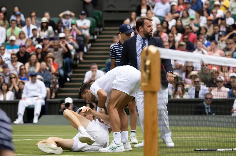 Đoković je lovio zaostatak, ali nije ni sekundu oklijevao otići u pomoć ozlijeđenom protivniku